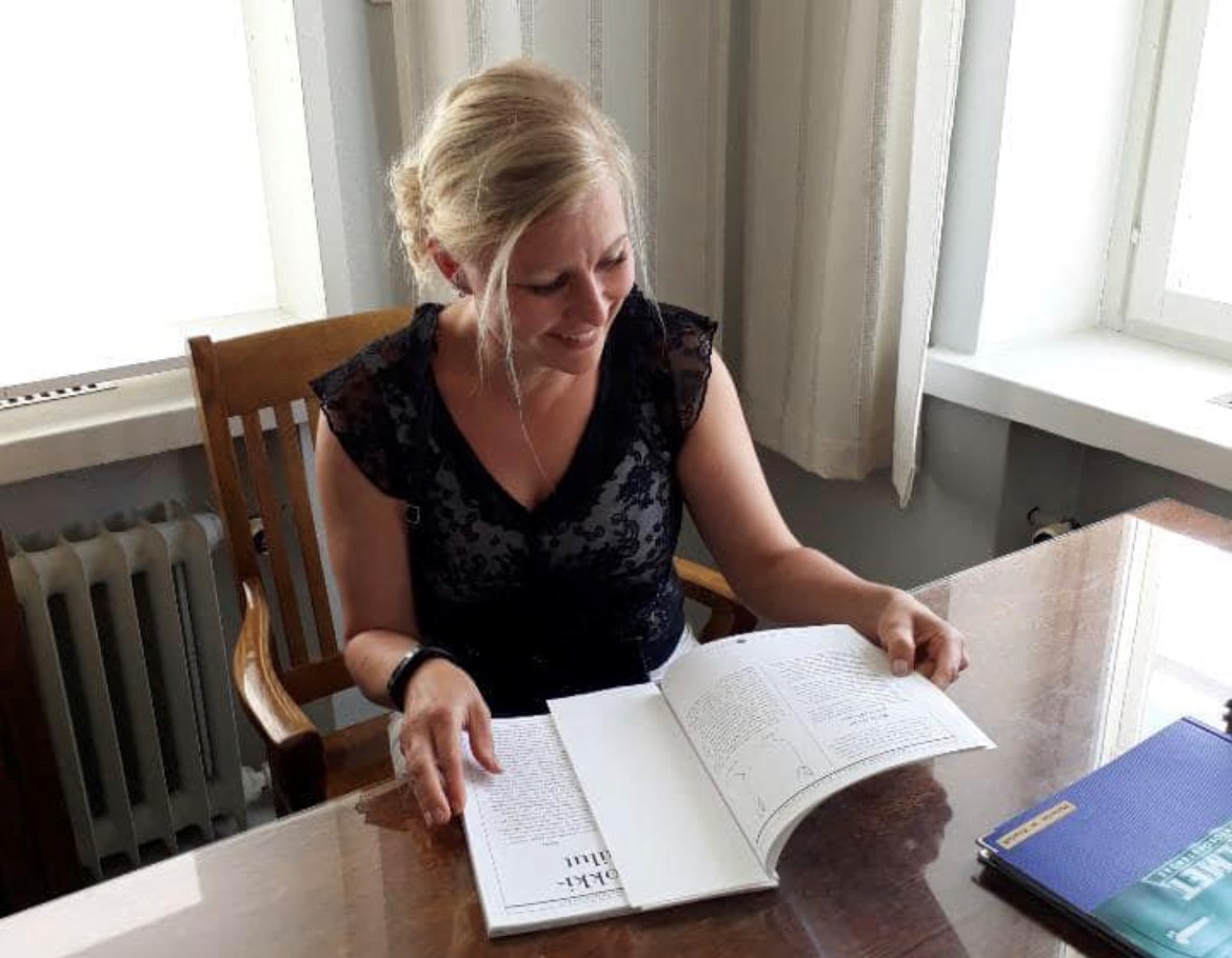 Karhumäen ilmailumuseossa on isoisän peruja oleva isännöitsijän työpöytä, jonka toimivuutta Sari kokeili. Sari Myntti