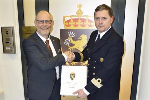 Sopimuksen allekirjoittivat Patrian International Support Partnerships -liiketoiminnan johtaja Lassi Matikainen ja Flag Commander Nils Helle, NDLO (Norwegian Defense Logistics Organisation).