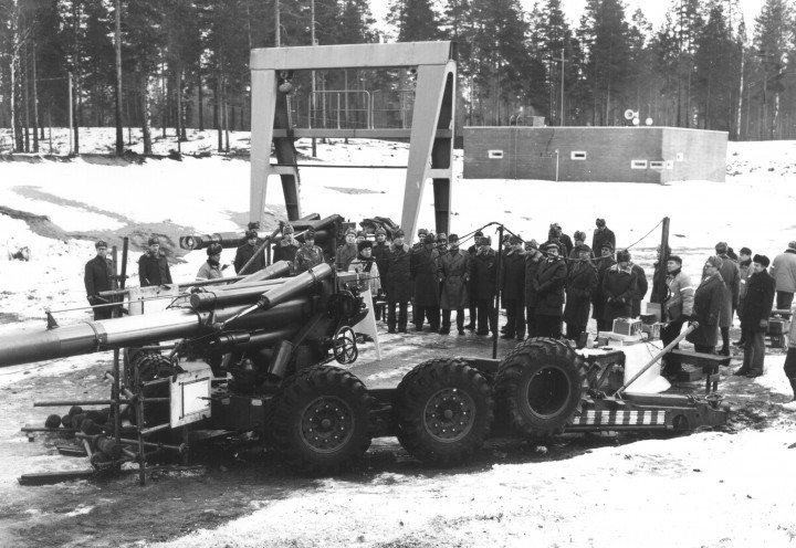 155K74 -tykki esiteltiin Puolustusvoimien johdolle 15.01.1975, esittelijänä aseen pääsuunnittelija insinööri Heikki Collanus. 