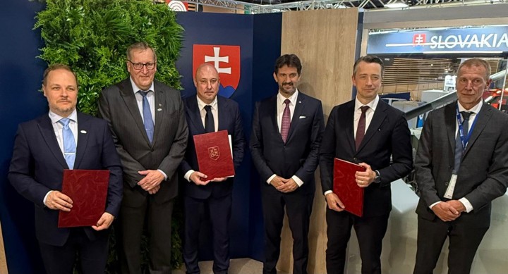 Agreement signing at Eurosatory.