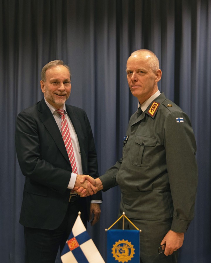 Esa Rautalinko and Tero Ylitalo shake hands.