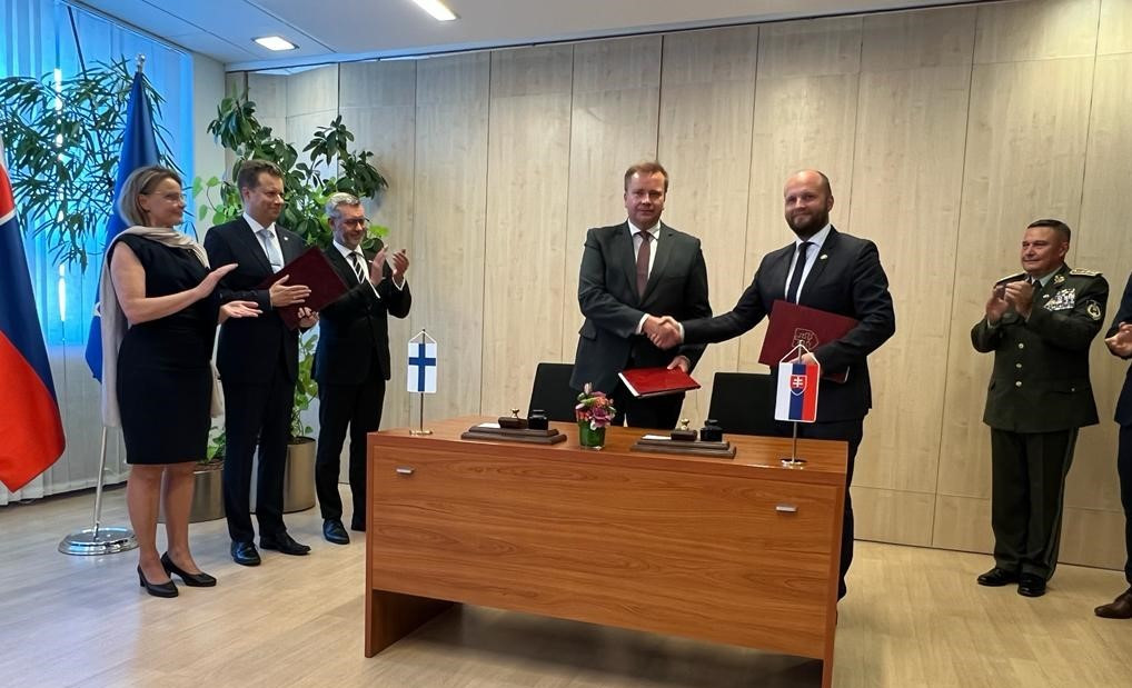 Slovakia AMVxp  signing