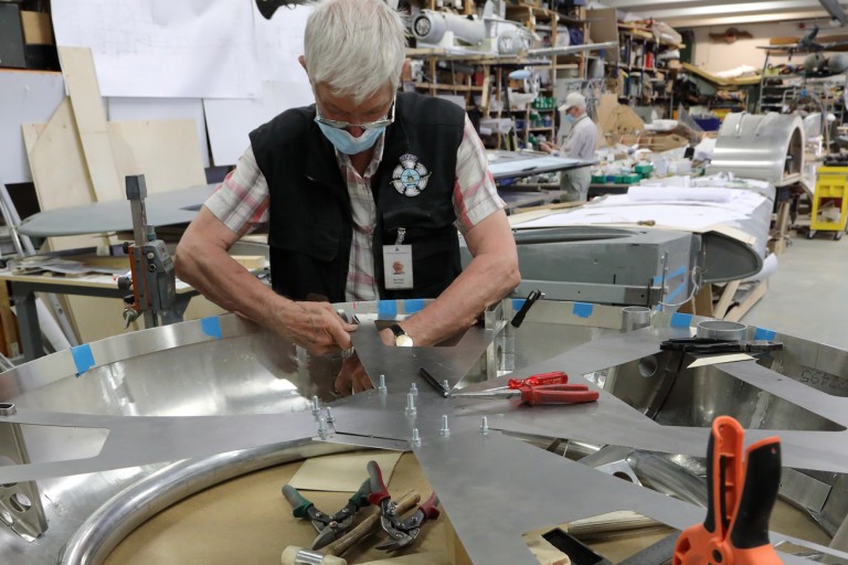 Ilmailumuseoyhdistyksen Tiistaikerhon vapaaehtoinen Bo Paul sovittaa NACA-renkaan kiinnityskonsoleja Matti Patterin suunnittelemaa ja rakentamaa jigiä hyväksi käyttäen. Kuva: Jorma Laakkonen. Patria-Myrsky