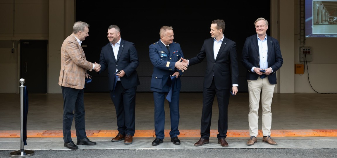 Patrian toimitusjohtaja Esa Rautalinko; Lockheed Martinin Aeronautics Operations -yksikön johtaja Nick Drazic; Insinööriprikaatikenraali, Puolustusvoimien logistiikkalaitoksen apulaisjohtaja Juha-Matti Ylitalo; F-35-hankejohtaja. eversti evp. Henrik Elo, ja Patrian F-35-hankejohtaja ja Executive Vice President, Sales &amp; Marketing Petri Hepola kättelevät avajaisissa.