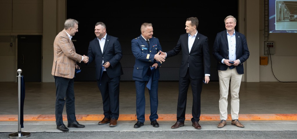 Patrian toimitusjohtaja Esa Rautalinko; Lockheed Martinin Aeronautics Operations -yksikön johtaja Nick Drazic; Insinööriprikaatikenraali, Puolustusvoimien logistiikkalaitoksen apulaisjohtaja Juha-Matti Ylitalo; F-35-hankejohtaja. eversti evp. Henrik Elo, ja Patrian F-35-hankejohtaja ja Executive Vice President, Sales & Marketing Petri Hepola kättelevät avajaisissa.
